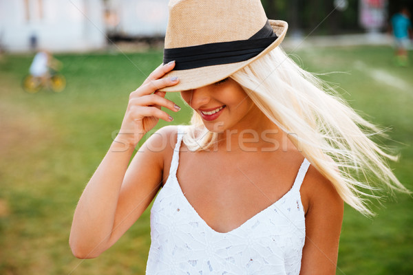 ストックフォト: 肖像 · 笑みを浮かべて · 若い女性 · 帽子 · 小さな