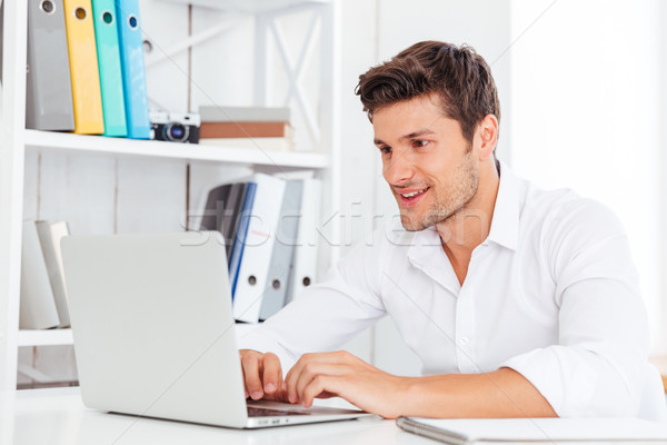 Stockfoto: Glimlachend · jonge · gelukkig · zakenman · met · behulp · van · laptop · computer