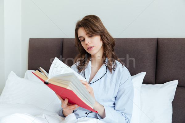 Stockfoto: Portret · jonge · brunette · vrouw · pyjama · lezing