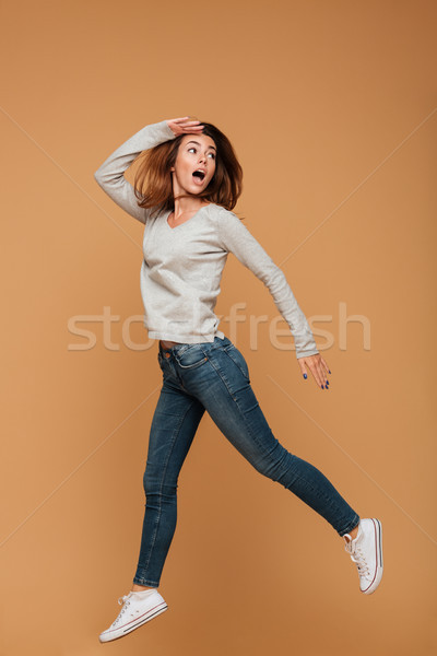 Gritando caucásico mujer saltar aislado imagen Foto stock © deandrobot