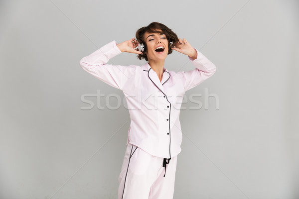 Stockfoto: Portret · glimlachend · vrolijk · meisje · pyjama · luisteren · naar · muziek