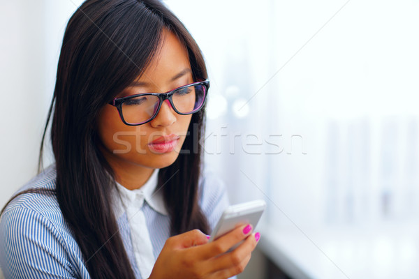 Stockfoto: Jonge · mooie · asian · zakenvrouw · smartphone · internet