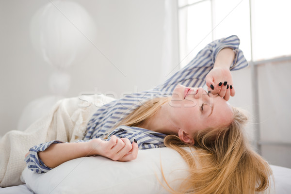 érzéki lány nyújtás pózol ágy csukott szemmel Stock fotó © deandrobot