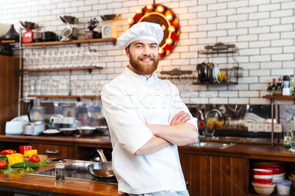 Foto stock: Sorridente · chef · cozinhar · em · pé · mãos · dobrado