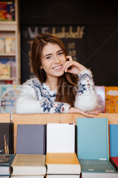 Glimlachend jonge vrouwelijke student bibliotheek portret Stockfoto © deandrobot