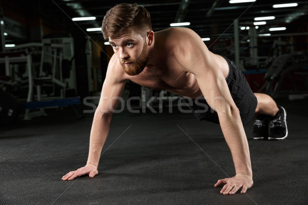 Concentrado jóvenes fuerte deportes hombre Foto stock © deandrobot