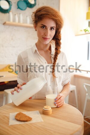 Elképesztő vörös hajú nő fiatal hölgy kávézó olvas Stock fotó © deandrobot