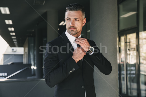 Portret charmant jonge zakenman pak permanente Stockfoto © deandrobot