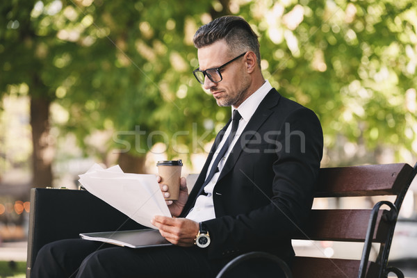 Porträt konzentrierter Geschäftsmann formal Kleidung Sitzung Stock foto © deandrobot