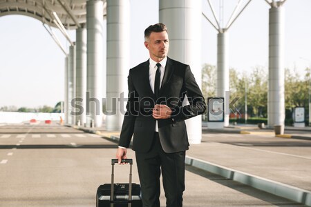 Foto stock: Sério · empresário · caminhada · fora · aeroporto · mala