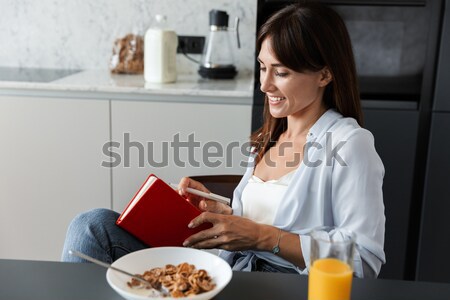 Foto feliz fresco mulher café da manhã alimentação Foto stock © deandrobot