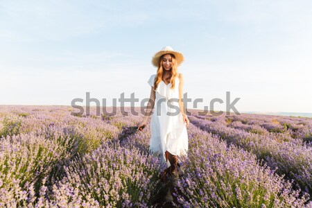 Achteraanzicht mooie jong meisje strohoed lopen lavendel veld Stockfoto © deandrobot