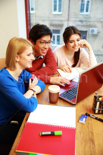 Glücklich Gruppe jungen Studenten Studium zusammen Stock foto © deandrobot