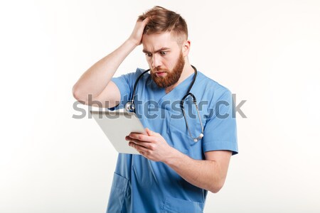 Dezamagit medic de sex masculin clipboard portret în picioare izolat Imagine de stoc © deandrobot