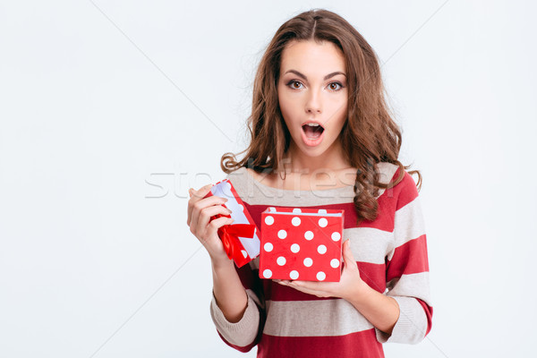 Meglepett nő tart ajándék doboz portré csinos Stock fotó © deandrobot