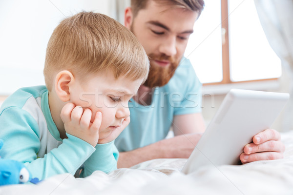 Vater-Sohn spielen Computer Spiele Tablet home Stock foto © deandrobot