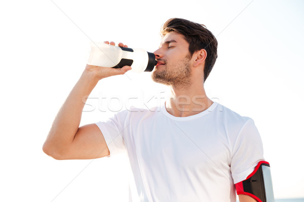 Durstig Athleten Trinkwasser Training Freien Strand Stock foto © deandrobot