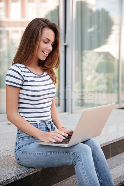 [[stock_photo]]: Femme · souriante · utilisant · un · ordinateur · portable · extérieur · séduisant · jeune · femme