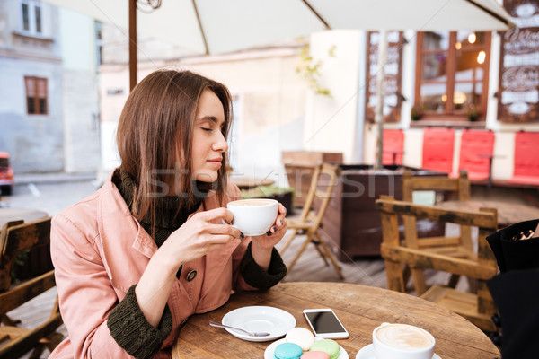 Vedere laterala model haina cafenea ceaşcă cafea Imagine de stoc © deandrobot