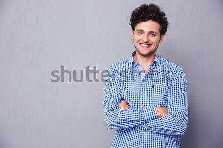 [[stock_photo]]: Souriant · homme · shirt · pointant · loin · jeans