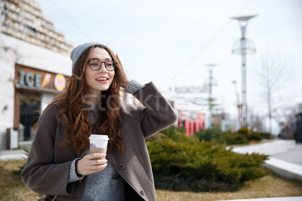 Lächelnde Frau Fuß trinken weg Kaffee Stock foto © deandrobot