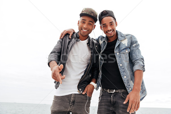 [[stock_photo]]: Heureux · deux · jeunes · africaine · hommes · amis