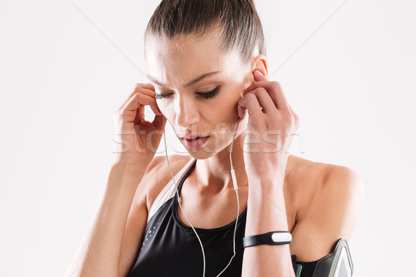 Portret jonge geconcentreerde fitness vrouw luisteren naar muziek Stockfoto © deandrobot