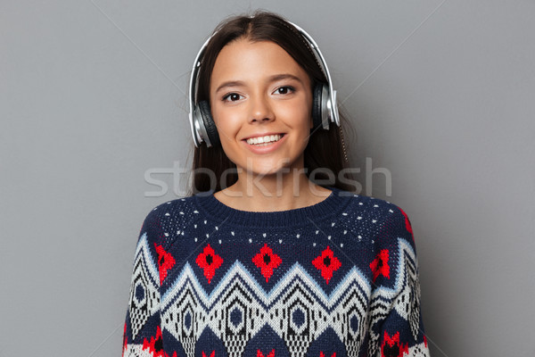 Gelukkig jonge mooie vrouw warm trui luisteren Stockfoto © deandrobot