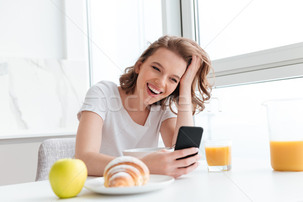 [[stock_photo]]: Portrait · rire · jolie · jeune · fille · blanche · tshirt · nouvelles