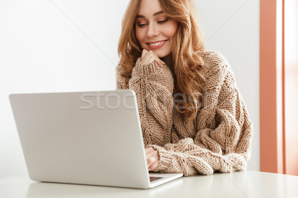 Piękna kobieta 20s sweter długo brązowe włosy notebooka Zdjęcia stock © deandrobot