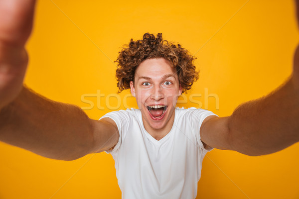 Boldog férfi barna göndör haj sikít elvesz Stock fotó © deandrobot