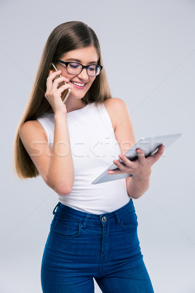 Weiblichen Teenager sprechen Telefon Tablet-Computer Porträt Stock foto © deandrobot