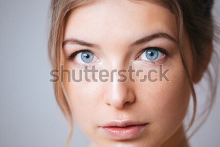 Porträt schöne Frau schauen Kamera grau Stock foto © deandrobot