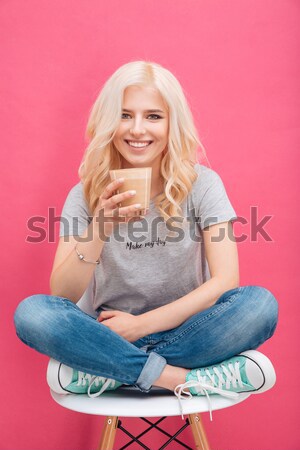 Foto stock: Feliz · mujer · sesión · silla · revista