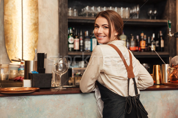 Foto stock: Senhora · em · pé · café · olhando · câmera · foto