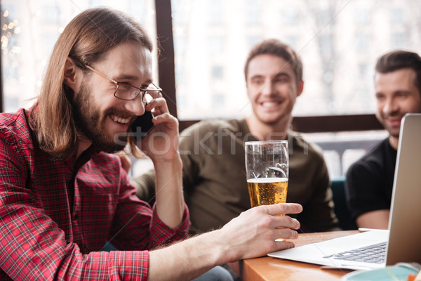 Stok fotoğraf: Erkekler · arkadaşlar · oturma · kafe · içme · bira