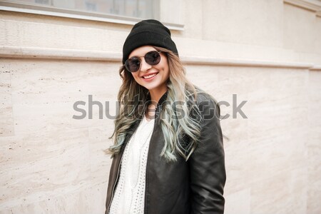 Fericit doamnă pălărie ochelari de soare mers Imagine de stoc © deandrobot
