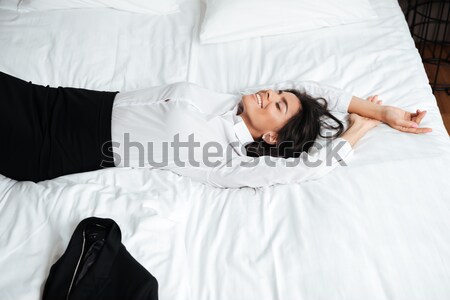 Fericit epuizat femeie de afaceri pat cameră camera de hotel Imagine de stoc © deandrobot