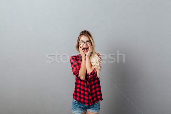 érzelmes meglepődött fiatal szőke nő kép visel Stock fotó © deandrobot