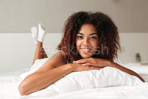 África alegre dama cama almohada pelo rizado Foto stock © deandrobot