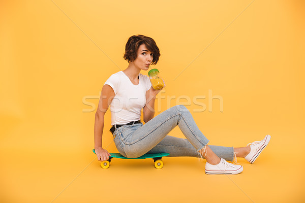 Foto stock: Retrato · sorridente · bonitinho · menina · sessão · andar · de · skate