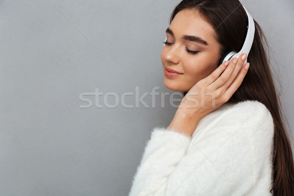 Vedere laterala fericit bruneta femeie pulover Căşti Imagine de stoc © deandrobot
