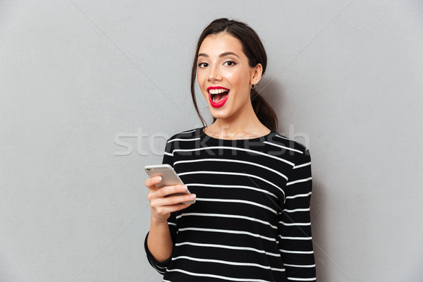 [[stock_photo]]: Portrait · satisfait · femme · téléphone · portable · regarder