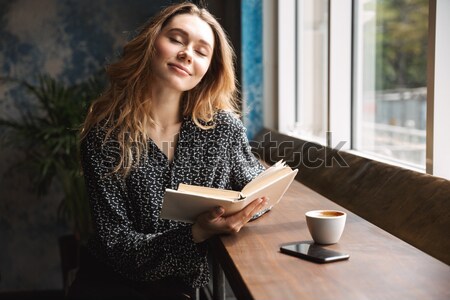 Jeunes belle femme surf internet belle femme souriante [[stock_photo]] © deandrobot