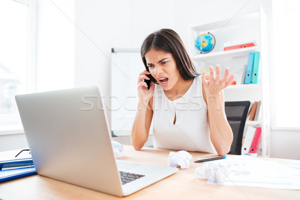 Сток-фото: сердиться · деловая · женщина · говорить · телефон · служба · ноутбука