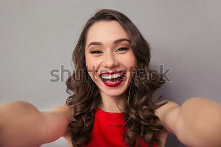 Wesoły kobieta deskorolka patrząc kamery odizolowany Zdjęcia stock © deandrobot