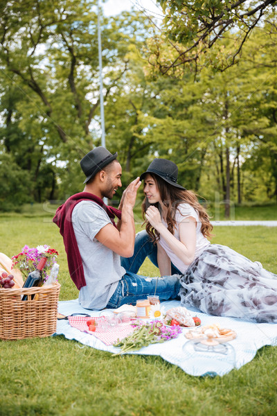 Stockfoto: Glimlachend · picknick · park · gras · vrouw