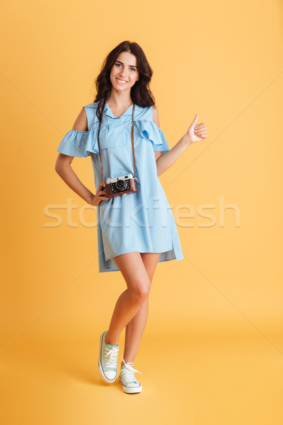 Jeune femme photographe robe rétro caméra [[stock_photo]] © deandrobot