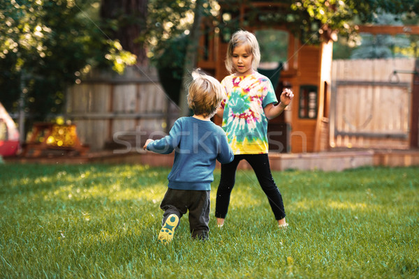 Tineri copii loc de joaca joc iarbă fete Imagine de stoc © deandrobot