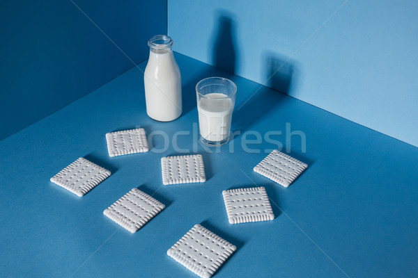 Butelki szkła mleka herbatniki niebieski przestrzeni Zdjęcia stock © deandrobot